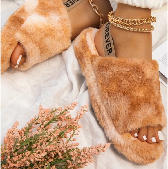 🚨END OF SUMMER SALE furry slippers - Picture 2 of 6